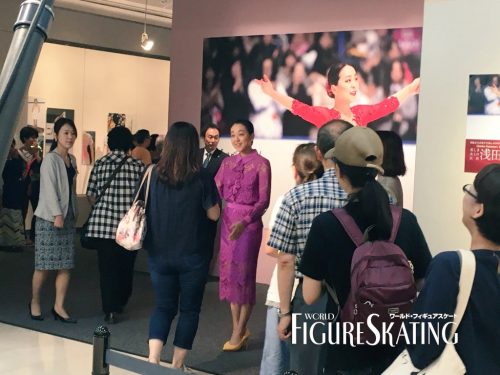 浅田真央が展示会でお出迎えサプライズにファンびっくり「本物？」