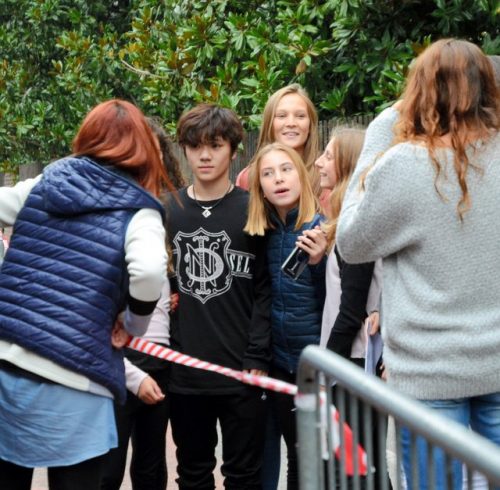 イタリアで地元の女の子達から囲まれ写真をせがまれる宇野昌磨選手がカッコいい。めっちゃモテてる。