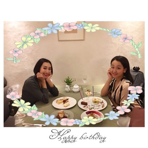 浅田舞が妹の浅田真央と一緒に誕生日をお祝いしお食事会。「2人でゆっくりお酒を楽しんだのは初めて」