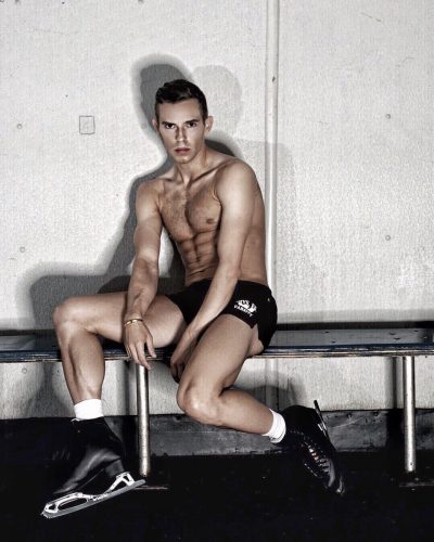 足の怪我も完全完治？アダムリッポンがムキムキの肉体美を披露