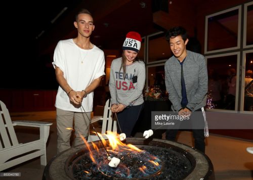 ネイサン・チェンとアダムリッポンがマシュマロをバーベキューで焼いてる場面が楽しそう