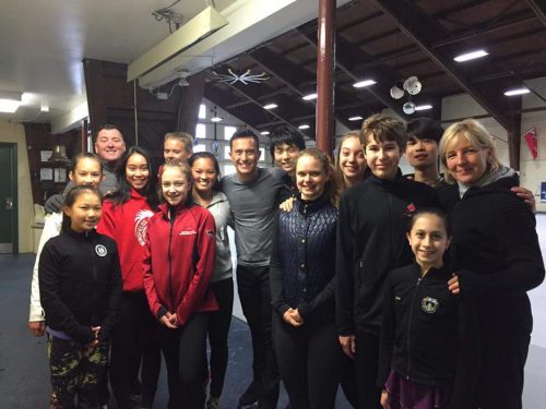 パトリック・チャンがクリケットで羽生結弦らと一緒に記念撮影。