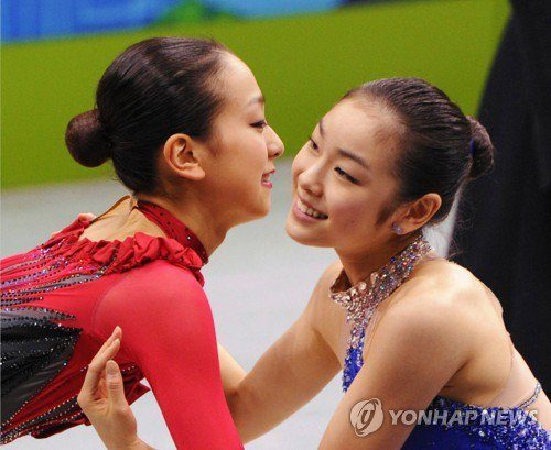 キムヨナと浅田真央の写真が1番人気。健闘たたえ抱き合う＝韓中日合同展