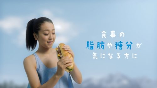 どんな時でも全力。浅田真央がホットドックにかぶりつく映像が可愛い