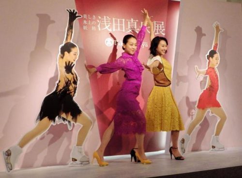 日本橋高島屋で美しき氷上の妖精 浅田真央展開催。浅田真央と姉の浅田舞が開会式に出席しサプライズ登場