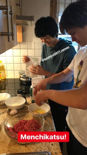 ラトデニ君と高志郎君がスイスで仲良くメンチカツ作りに挑戦。楽しそう。