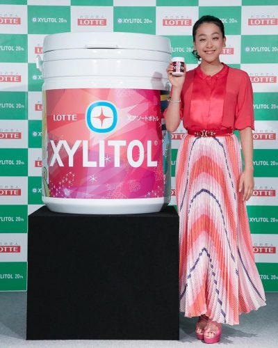巨大なキシリトールガムの横に立つ浅田真央のスタイルが抜群。ファンの興奮が止まらない