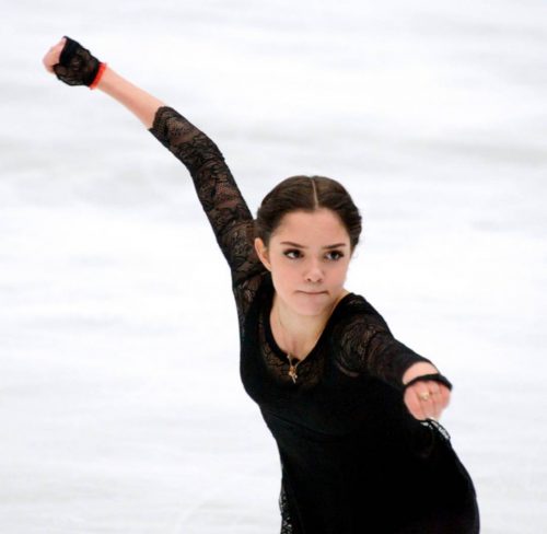 メドベージェワ選手がノリノリでロシア人選手らと一緒にダンスを披露