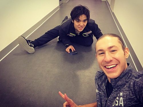 ジェイソンブラウン選手が宇野昌磨選手とのツーショット写真を公開。新しいミニシリーズのビデオを作成中との事