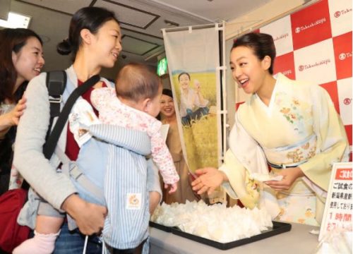 真央さんサプライズでまおむすびプレゼント。気になるデート報道についても発言