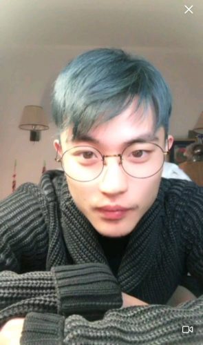 ハンヤンが丸メガネに髪の毛を青色に染めてイメージチェンジ。お洒落男子に変身