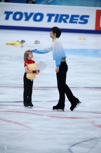 小さな子供から絵をプレゼントされる場面も・・・羽生結弦一問一答　ジャンプミスで２位発進も前向き「全部ちょっとした綻び」
