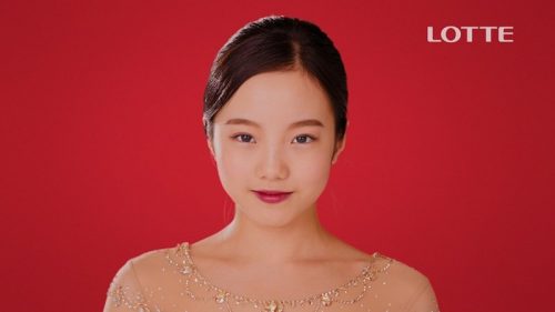 本田真凜がガーナのCMに出演。ノリノリで「ＯＫポーズ」披露。今シーズンの抱負は「チョコっと頑張る」