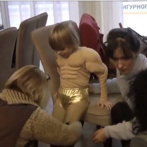 プルシェンコの息子さんがセッボンの衣装に着替えてご満悦。可愛らしい。