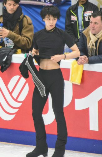 羽生結弦の腹筋が綺麗。チラッと映った神ショットにファンも興奮