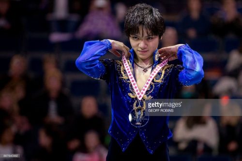 宇野昌磨「今はとても眠いです」４０点差で優勝も疲労困憊。表彰式では国歌斉唱し少しずつ成長している場面も垣間見せる