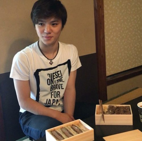 祝！GPSカナダ大会優勝。家庭画報のインスタグラムに豪華な特性肉弁当を前にした宇野昌磨選手の写真を掲載