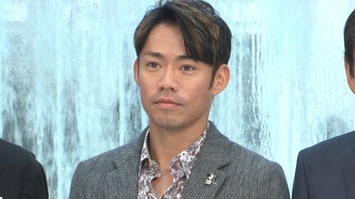 高橋大輔がコーヒーのフォトコンテスト表彰式イベントに出席。パジャマ姿でモーニングコーヒーを入れている姿を公開