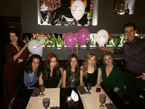 メドベージェワ選手がお誕生日パーティを友人達と開催。青いドレスがとっても素敵