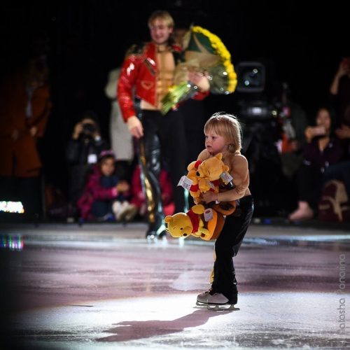 プルシェンコとサーシャの親子共演が実現。リンクの上にプー人形が投げ込まれ拾い上げる夢も実現