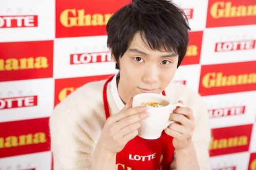 羽生結弦選手がオリジナルホットチョコレートづくりに挑戦。貴重なエプロン姿も公開!