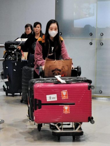 本田真凜＆三原舞依が帰国。チャン・グンソクと関空でニアミス