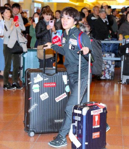 凱旋帰国の宇野昌磨、食欲旺盛　空港でから揚げパクリ