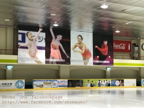 大須リンクに宇野昌磨選手の大きなパネルを設置。去年と比べると一目瞭然