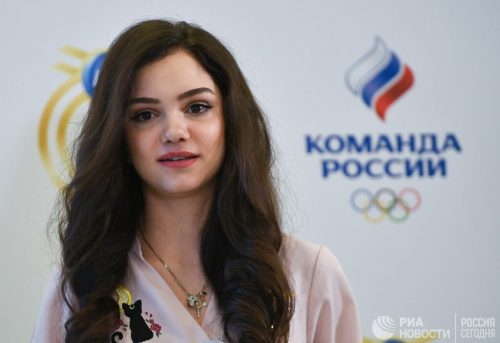 メドベージェワ選手がロシアのオリンピックイベントに参加。ギプスをして怪我をした足をかばいながら登場