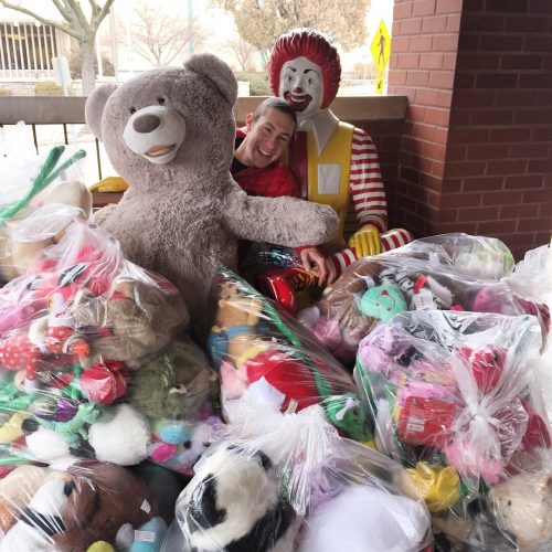 リンク外でも笑顔を。親日家のジェイソン・ブラウンがぬいぐるみ寄付。日本語でファンに感謝