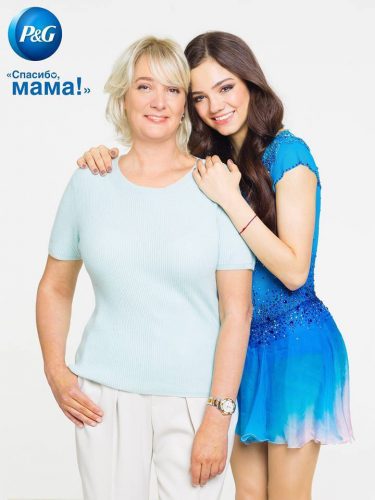 ロシアのP&G「ママの公式スポンサー」キャンペーンにメドベージェワ選手を起用。母親とのツーショットポスターを公開