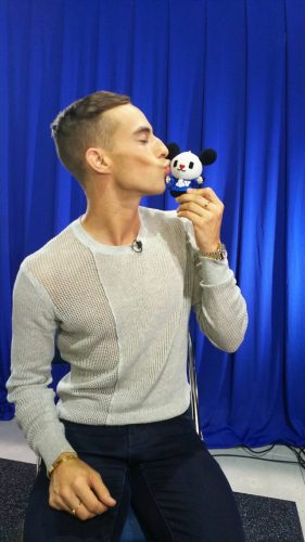 テレビ朝日のマスコットキャラクターゴーちゃんと一緒にポーズを取る各国の選手が特徴あって面白い