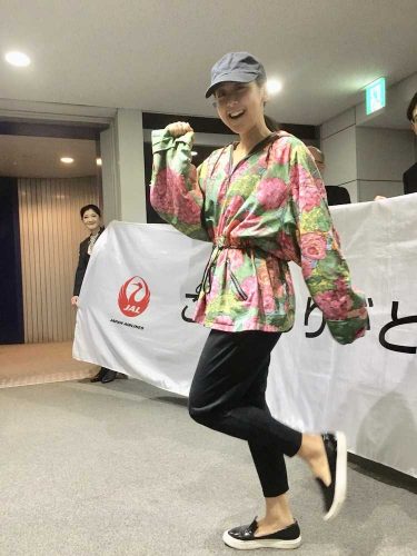 浅田真央さんホノルルへ出発。初マラソン「とにかく楽しみたい」