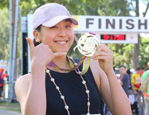 浅田真央が笑顔で初の42・195キロ。ホノルルマラソン完走。タイムは４時間34分13秒