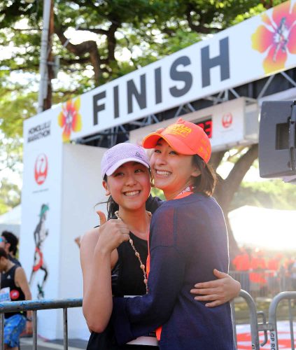 浅田真央のホノルルマラソン挑戦。完走後に綾小路翔や姉の浅田舞らと熱く抱擁