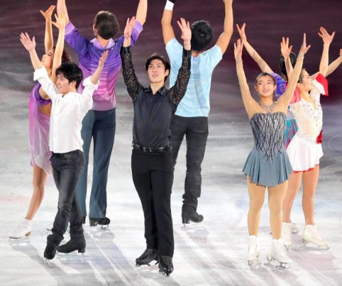 フィギュア五輪代表がメダリストオンアイスでエキシビション演技を披露。ジュニア選手らはサプライズ演技でエール