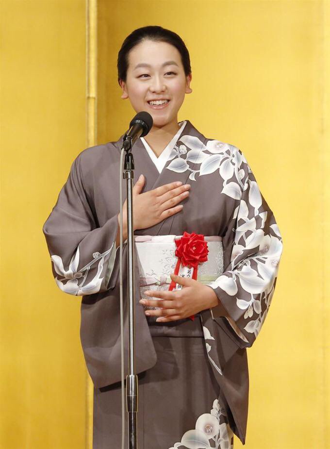 浅田真央が「菊池寛賞」を受賞。上品な着物姿で登場し今後の目標については「感謝の滑り」と語った