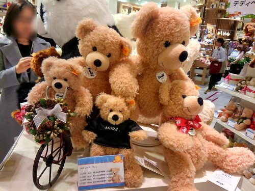 シュタイフ社の無良崇人コラボぬいぐるみを発見。近くで見ると可愛い