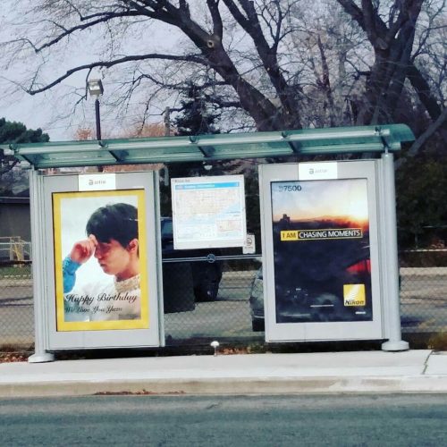 今週木曜日は羽生結弦選手23歳の誕生日。カナダクリケット近くのバス停に羽生選手の広告が設置される