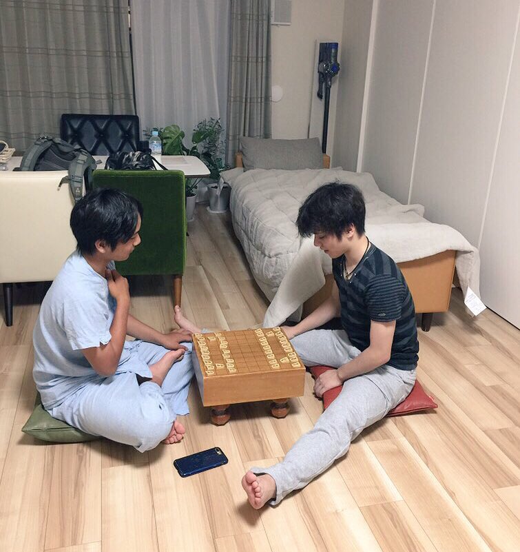 Rの法則に出演している女性アイドル伊藤小春が宇野昌磨選手と弟くんが将棋をしている場面をツイッターで公開