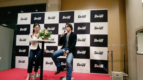 シュタイフ展で行われた無良崇人トークショー。テディベアを手に持ち話をする姿がシュール