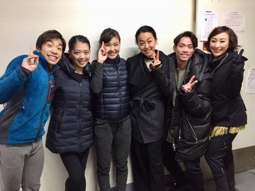 クリスマスオンアイス2017、千秋楽公園に浅田真央がソリに乗ってサプライズ登場。公演終了後には仲良し6人組で記念撮影