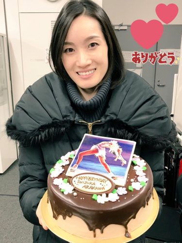 今日は荒川静香さん36歳の誕生日。プレゼントされたお祝いのイナバウワーケーキが美味しそう