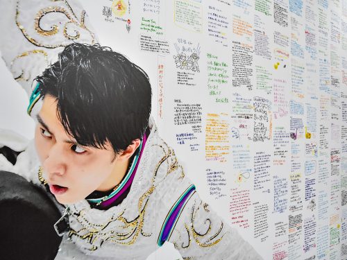 遠く離れていても心は繋がっている。仙台・クリスロードに羽生結弦選手の巨大ポスター。ファンの思いびっしり