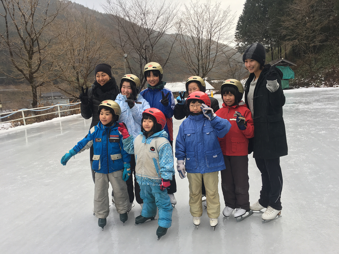 浅田真央&浅田舞が手作りのスケートリンクで子供たちに指導。1月22日（月）東海テレビ で放送予定
