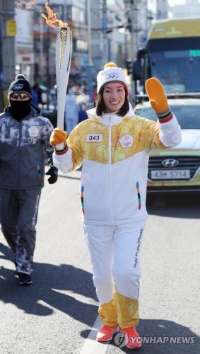 高橋大輔&荒川静香が平昌五輪の聖火リレーの走者を務めパフォーマンスを披露