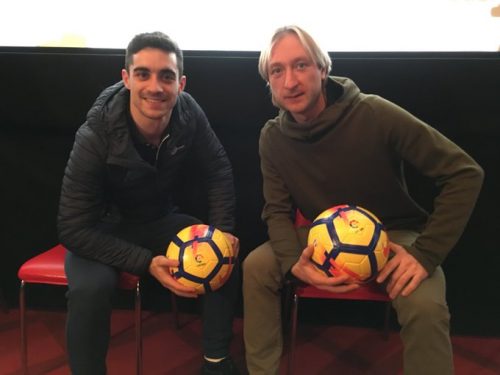 プルシェンコとハビエル・フェルナンデスが赤の広場の氷上リンクでサッカーＯＮ　ＩＣＥ