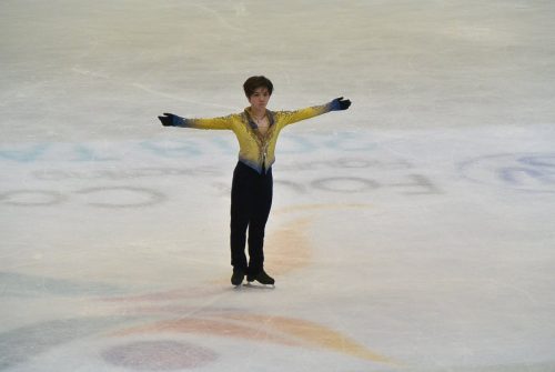 宇野昌磨“ゴールド”新衣装で登場　４回転トーループを入念チェック