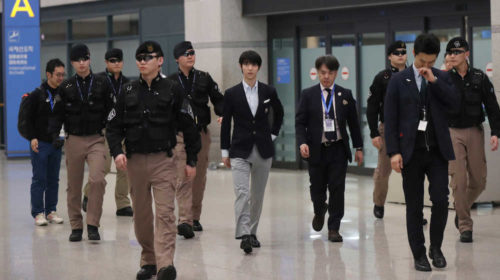 屈強なSPに護られてる図が似合ってしまう羽生くん。やっぱりフィギュア界のスーパースターなんだなと改めて思った。