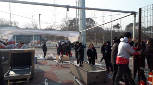 強風猛威　売店のテント倒れ、競技延期も